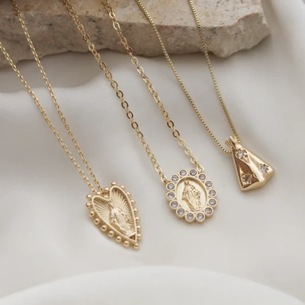 Colar Nossa Senhora Aparecida Zircônias Folheado a Ouro 18k