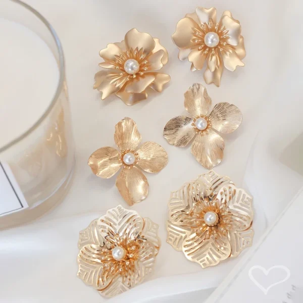 Brinco de Flor Irís Dourado - Image 4
